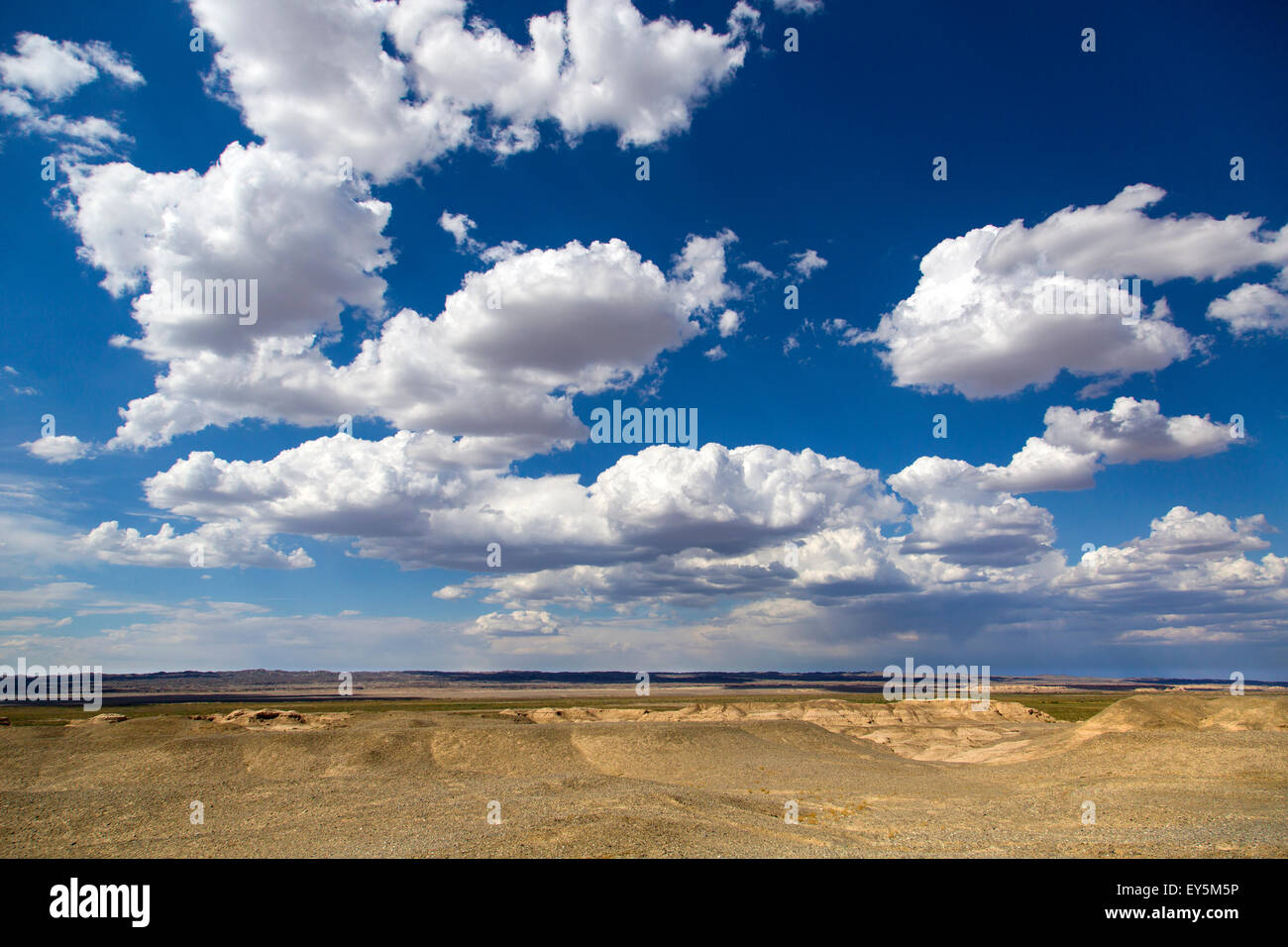 Ciel et désert dans la province de Gansu, Chine Banque D'Images