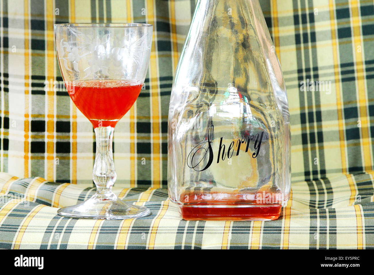 Bouteille en verre avec sherry intéressantes Banque D'Images