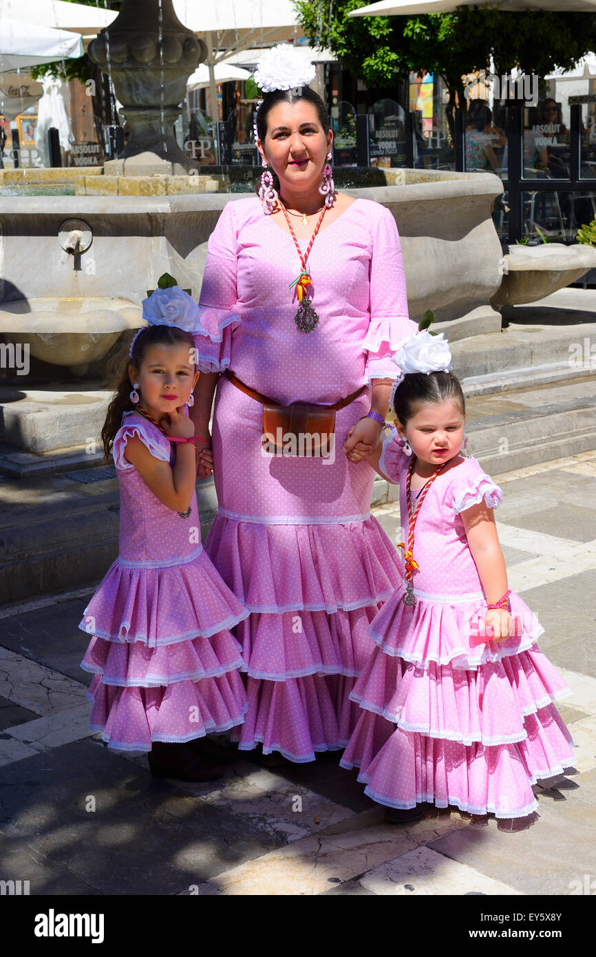 La mère et les filles en robe traditionnelle feria espagnol avant défilé du festival à Grenade, Andalousie, Espagne Banque D'Images