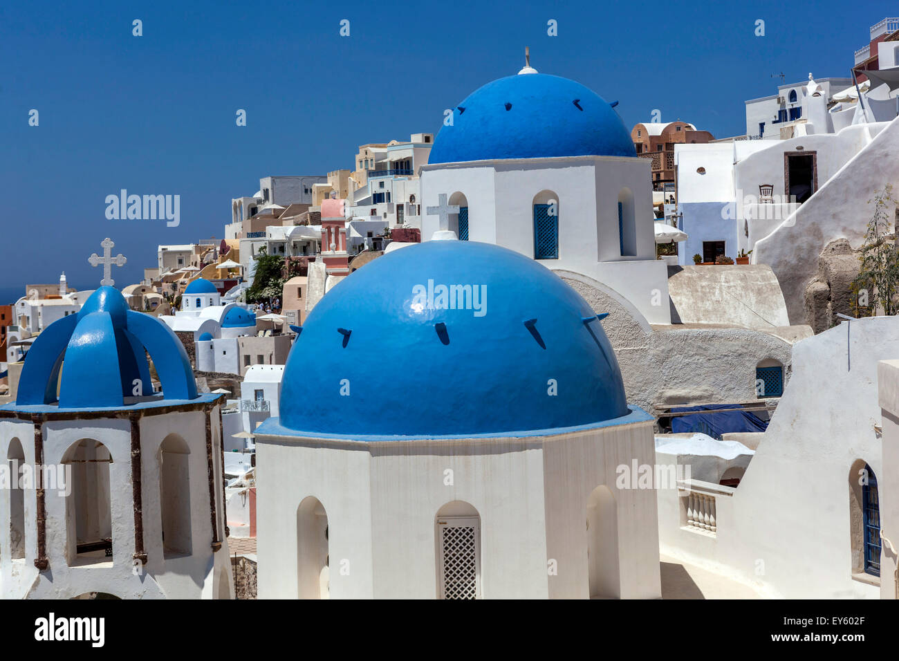 Vue de l'églises aux dômes bleus dans le village d'Oia, Santorini, Cyclades, îles grecques, Grèce, Europe Banque D'Images