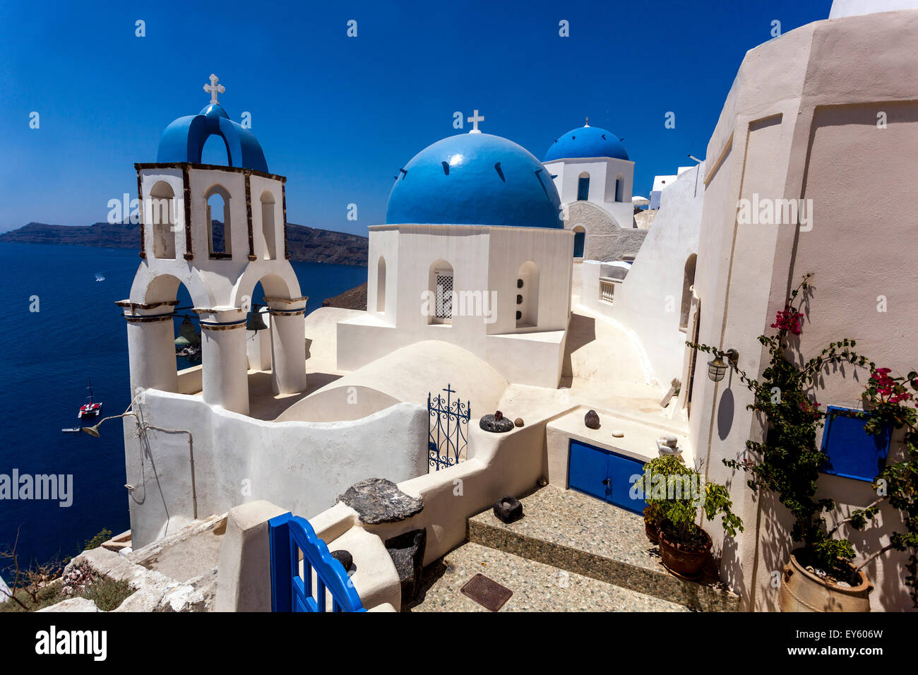 Vue de l'églises aux dômes bleus dans le village d'Oia par la falaise, Santorini, Cyclades, îles grecques, Grèce, Europe Banque D'Images