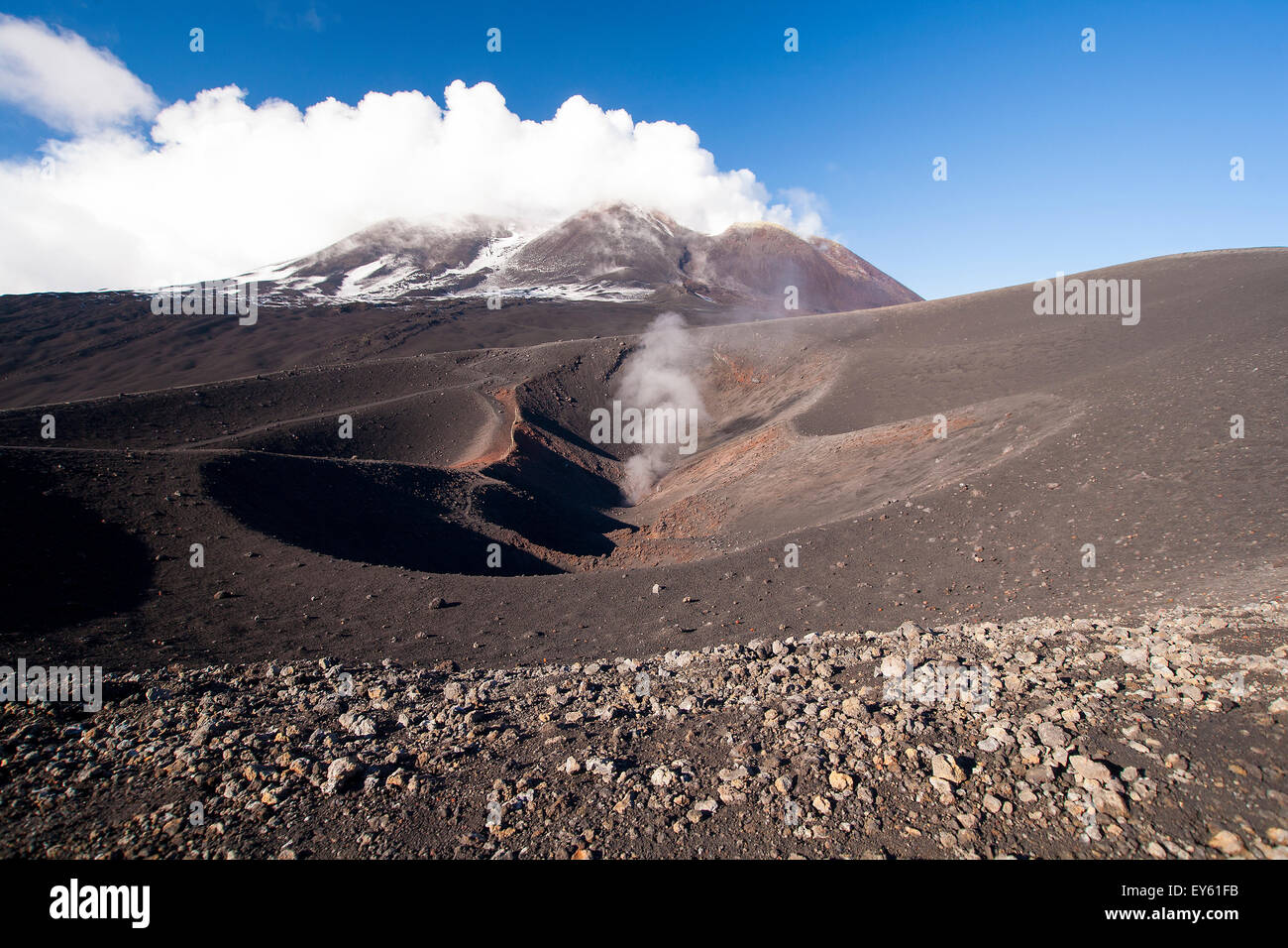 Cratère du volcan fumeurs sur le côté de l'Etna Sicile Italie en noir champ de lave. Banque D'Images