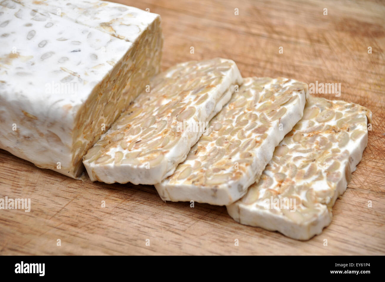 Tempe/le tempeh est un produit à base de soja traditionnel originaire de l