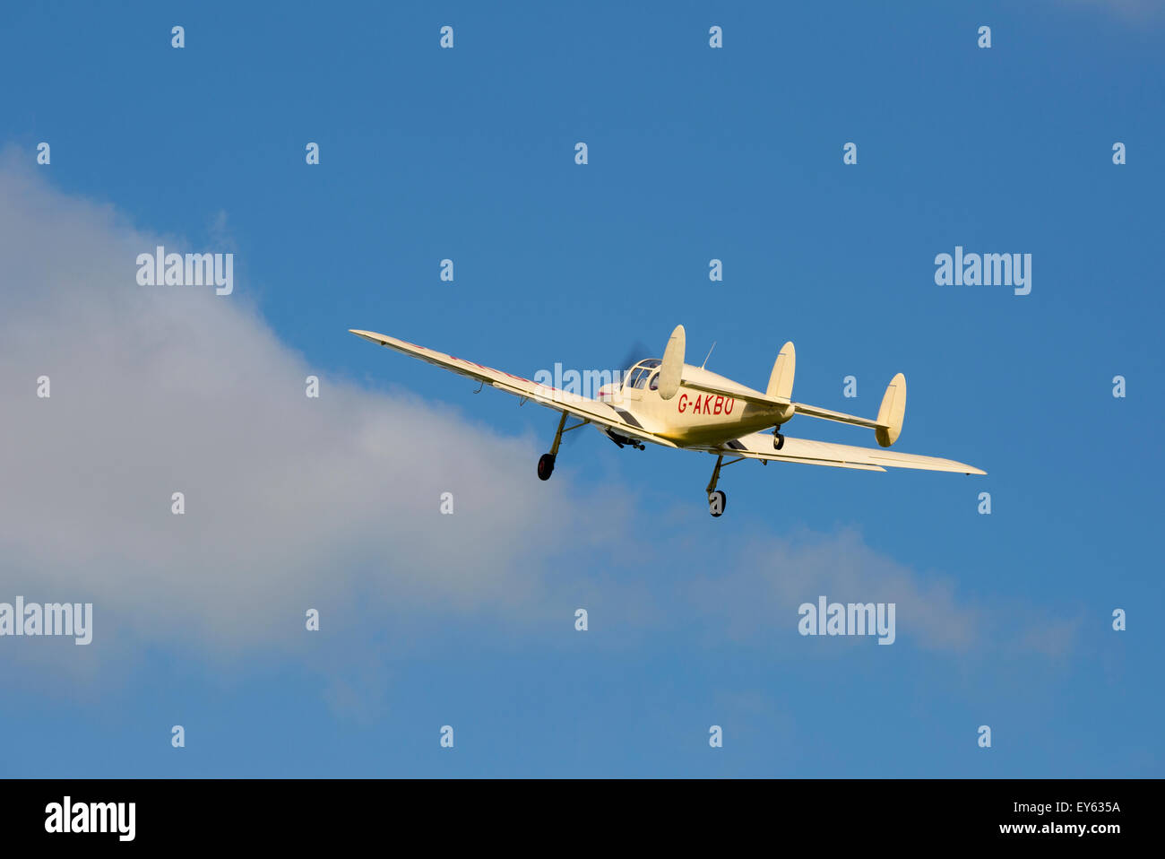 Miles M38 Messenger 2A G-AKBO en vol après le décollage de Breighton Airfield Banque D'Images