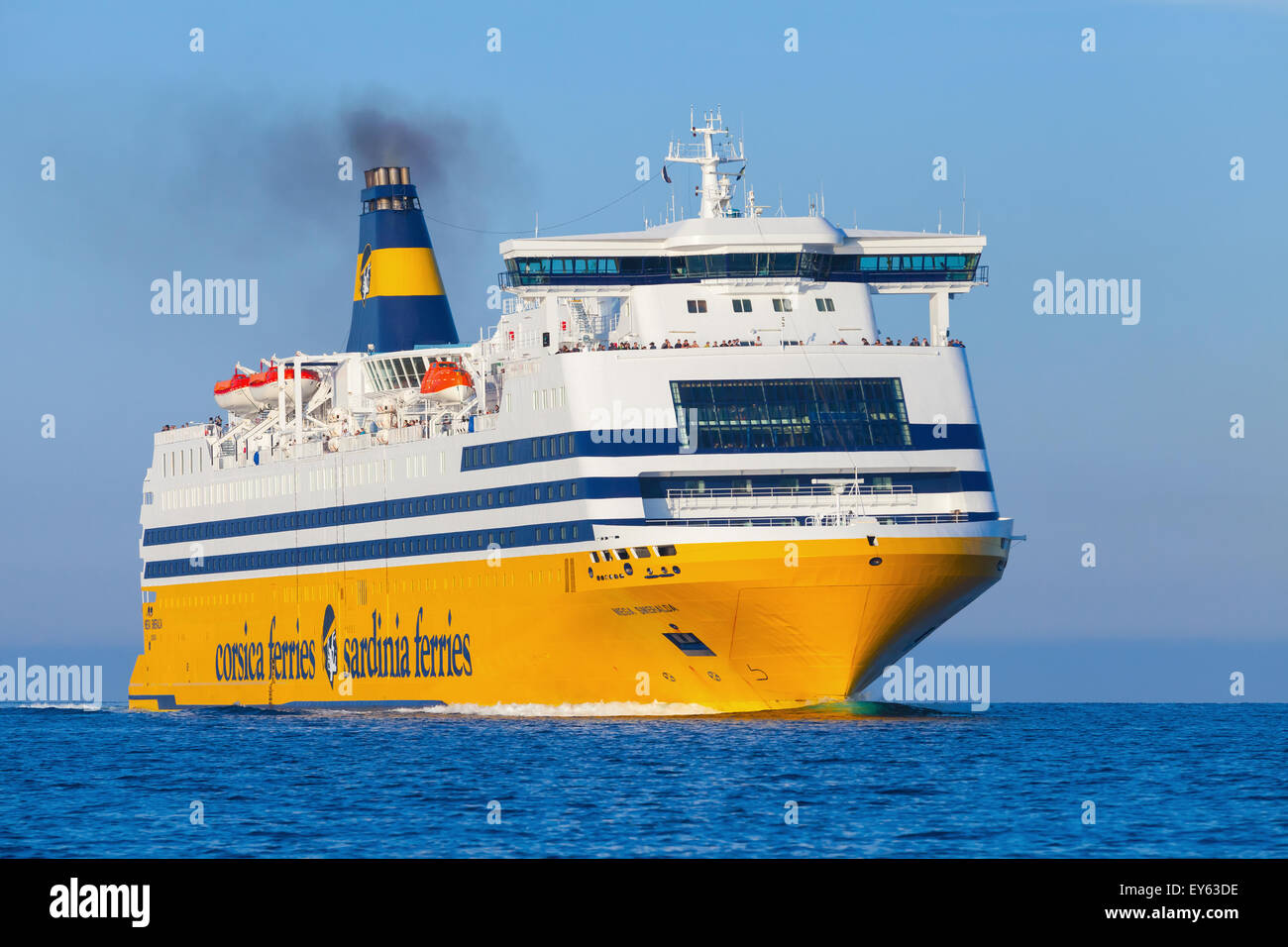Ajaccio, France - 30 juin 2015 : Le Méga Express ferry, big yellow navire à passagers exploités par Corsica Ferries voyage Banque D'Images