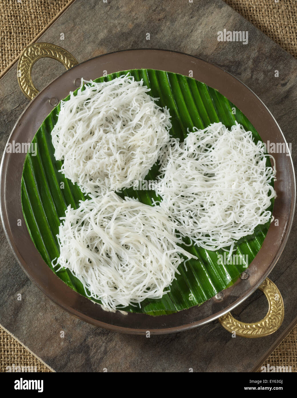 Trémies chaîne ou idiyappam. Nouilles de farine de riz cuit à la vapeur. Sri Lanka et Inde du Sud, de l'alimentation Banque D'Images