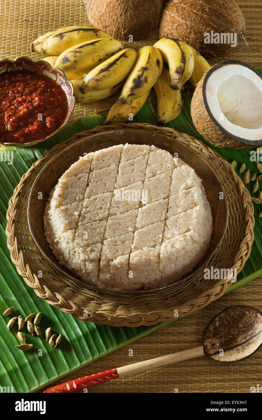 Avec chili Kiribath sambol. Gâteau de riz au lait de coco. L'alimentation au Sri Lanka Banque D'Images