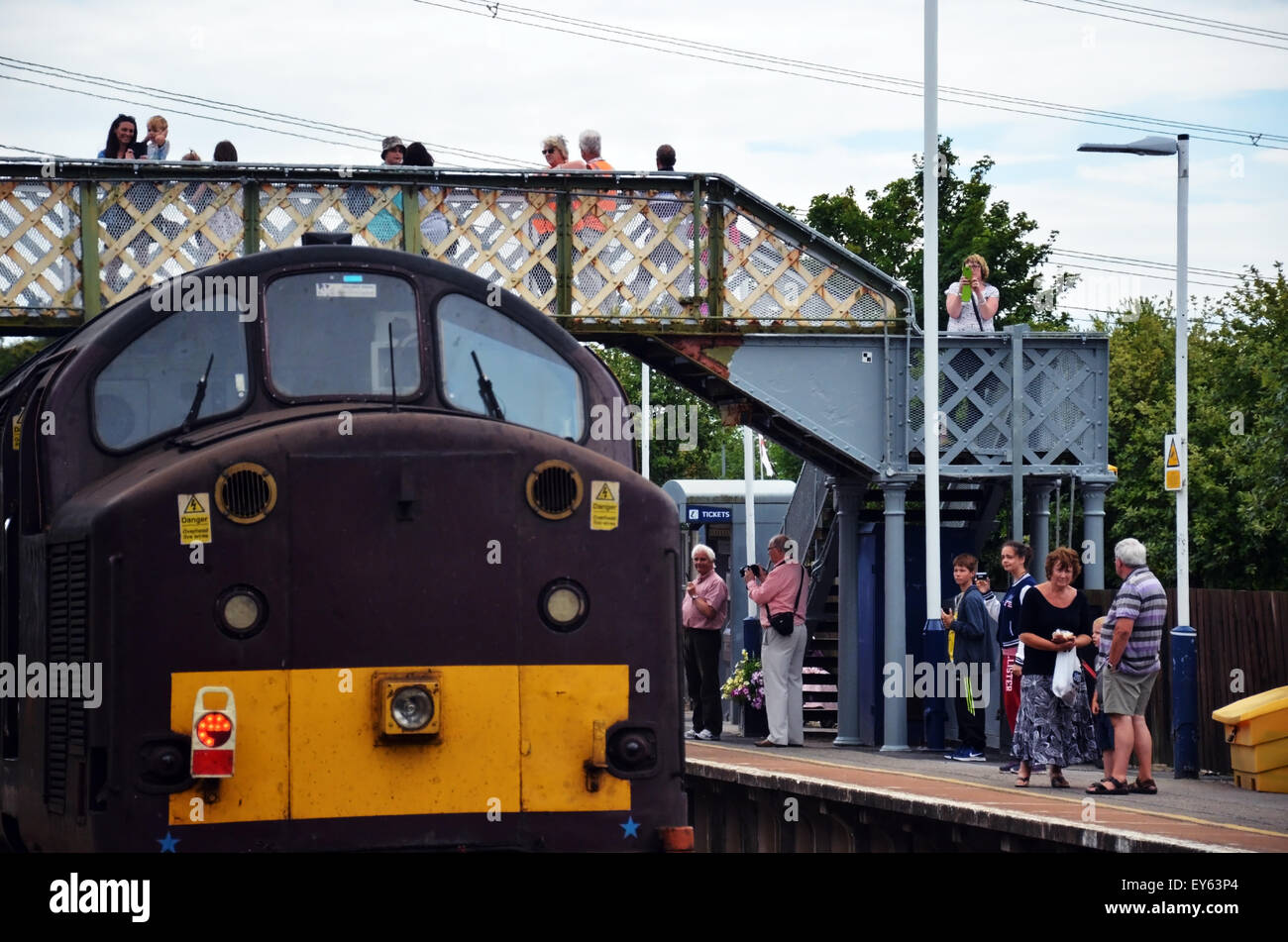 Weymouth, Royaume-Uni. 22 juillet, 2015. Le train à vapeur de Tangmere arrivent à Weymouth, Dorset, UK aujourd'hui 22 juillet 2015, à 13.45. C'est la première des trains à vapeur qui sera arriver cet été. Le Tangmere est l'une des plus aimées stean trains - une bataille d'angleterre class locomotive. Il a été achevé en 1947 à Brighton fonctionne et le nom d'un aérodrome militaire dans le Sussex. Son utilisation a été pour l'ensemble de la Southern Railway. Credit : Grahame Howard/Alamy Live News Banque D'Images