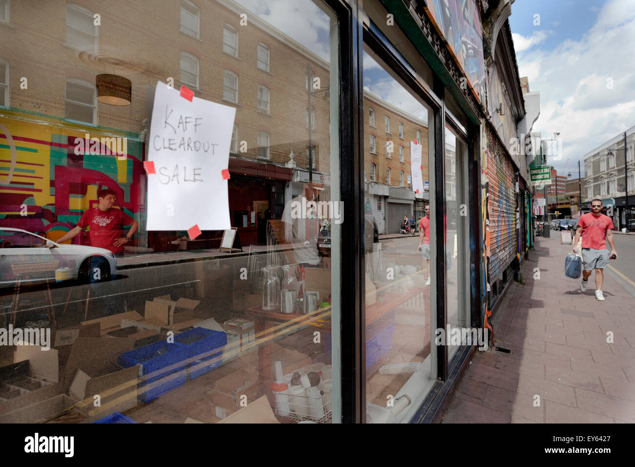 Brixton, Londres, Royaume-Uni. 22 juillet, 2015. Le populaire bar Kaff sur la route de l'Atlantique à Brixton a été forcé de fermer en raison de la commission de tripler le loyer. Co-propriétaire Elibet Galdomes est visible par la fenêtre sur la braderie. Credit : Miel Salvadori/Alamy Live News Banque D'Images