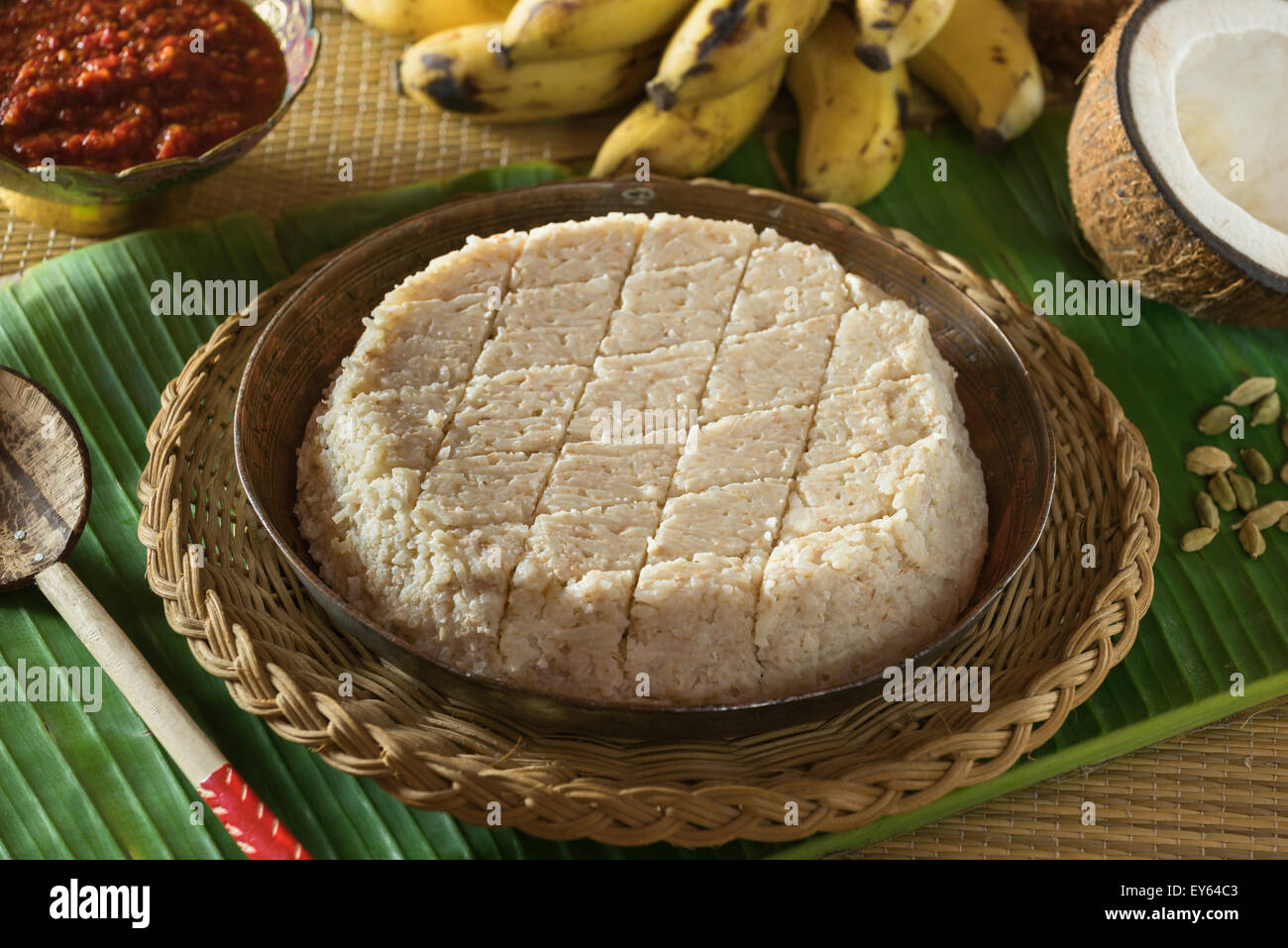 Avec chili Kiribath sambol. Gâteau de riz au lait de coco. L'alimentation au Sri Lanka Banque D'Images