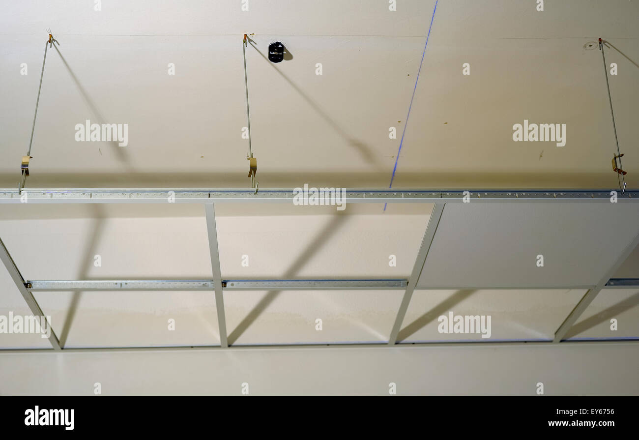 La construction de la structure d'un plafond suspendu de placoplâtre