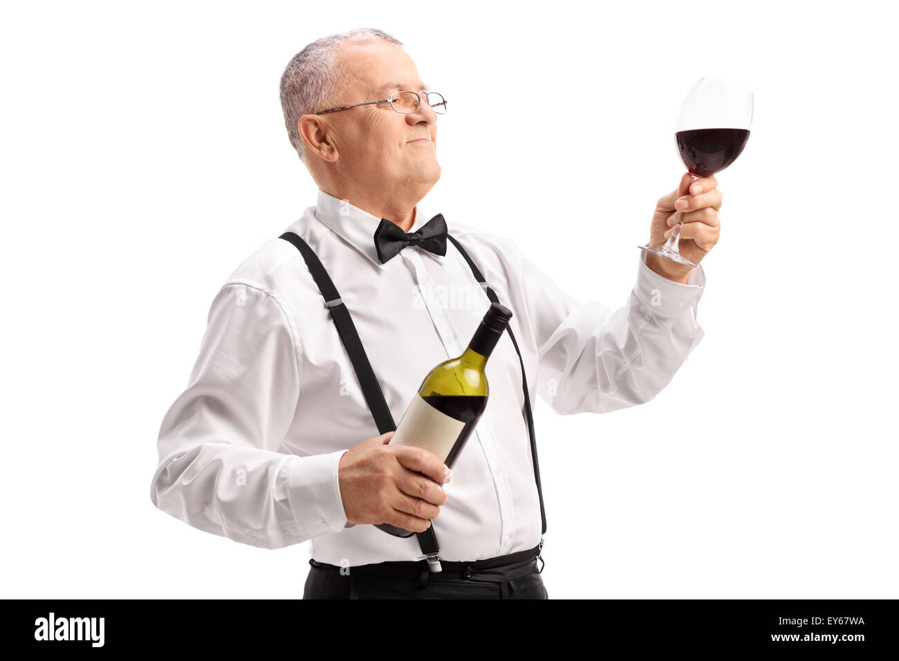 Mature élégant gentleman tenant une bouteille et un verre de bon vin rouge isolé sur fond blanc Banque D'Images