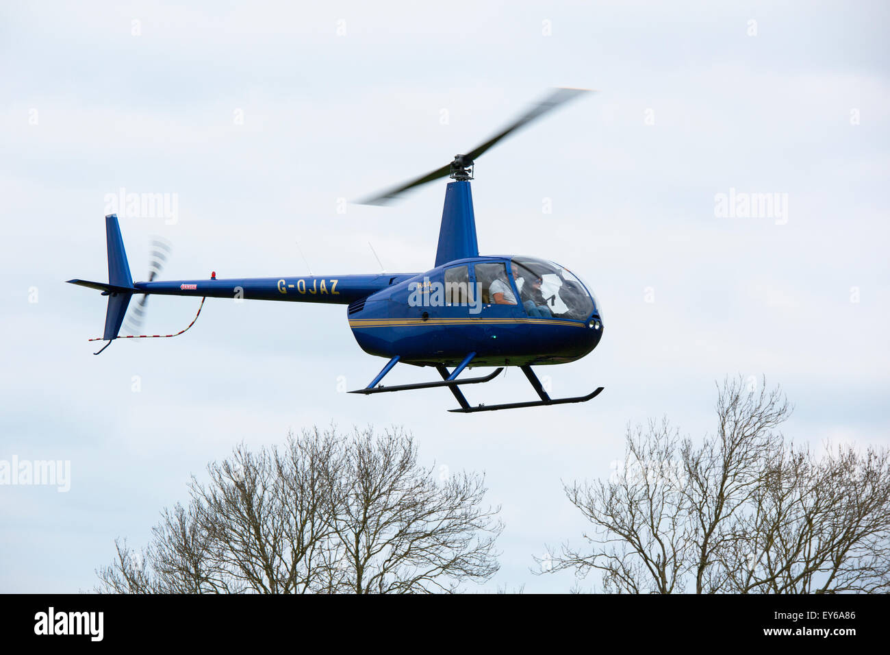 Robinson R44 Raven II G-GJAZ l'atterrissage à Breighton Airfield Banque D'Images