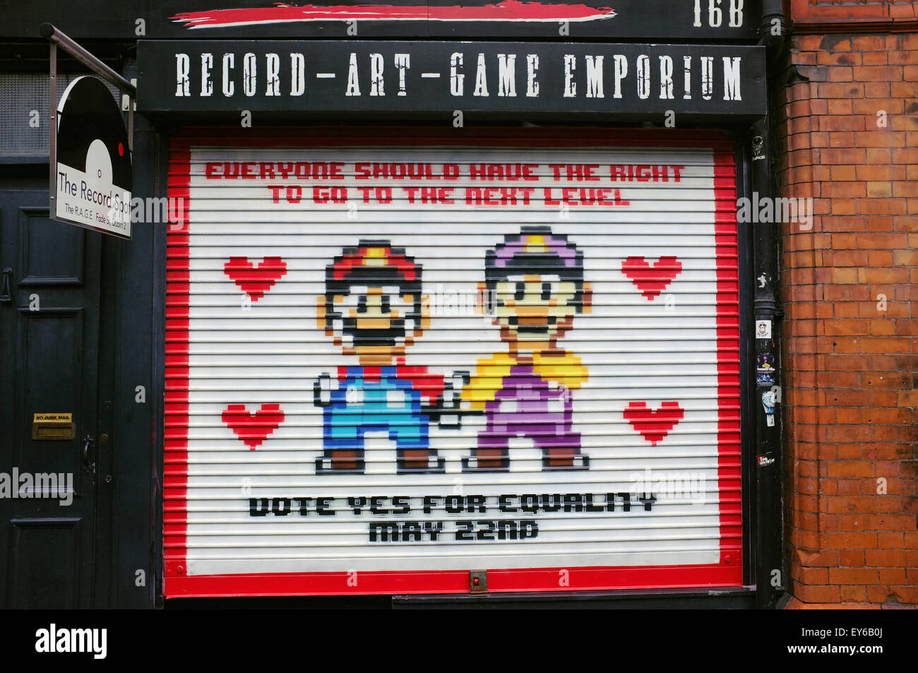 Un irlandais pro-mariage gay message peint sur un obturateur boutique à Dublin. Banque D'Images