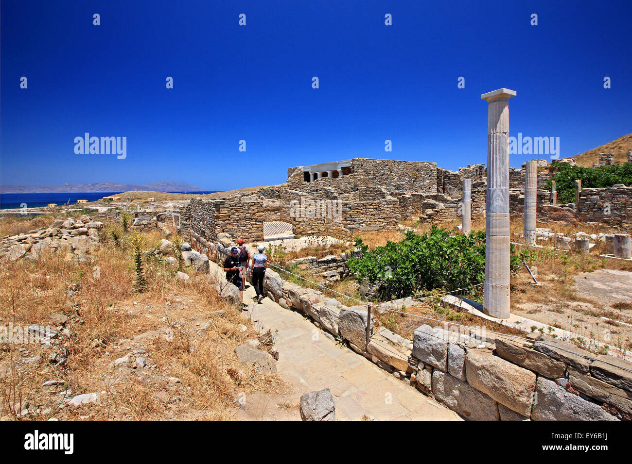 Sur le site archéologique de "sacré" de l'île de Délos. Dans l'arrière-plan, Rineia island. Cyclades, Grèce. Banque D'Images