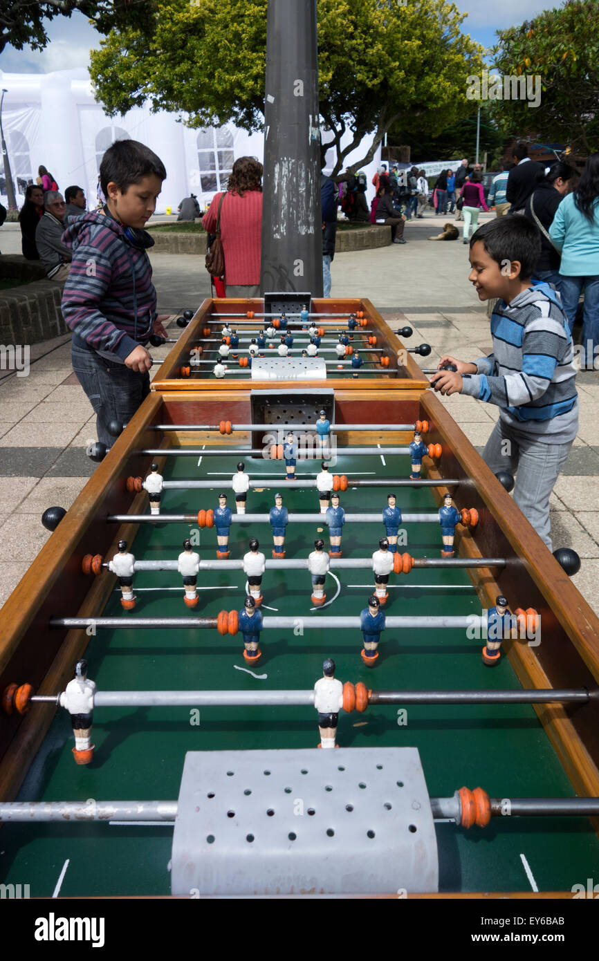 Les enfants jouent au baby-foot. Ancud. L'île de Chiloé. Chili Banque D'Images