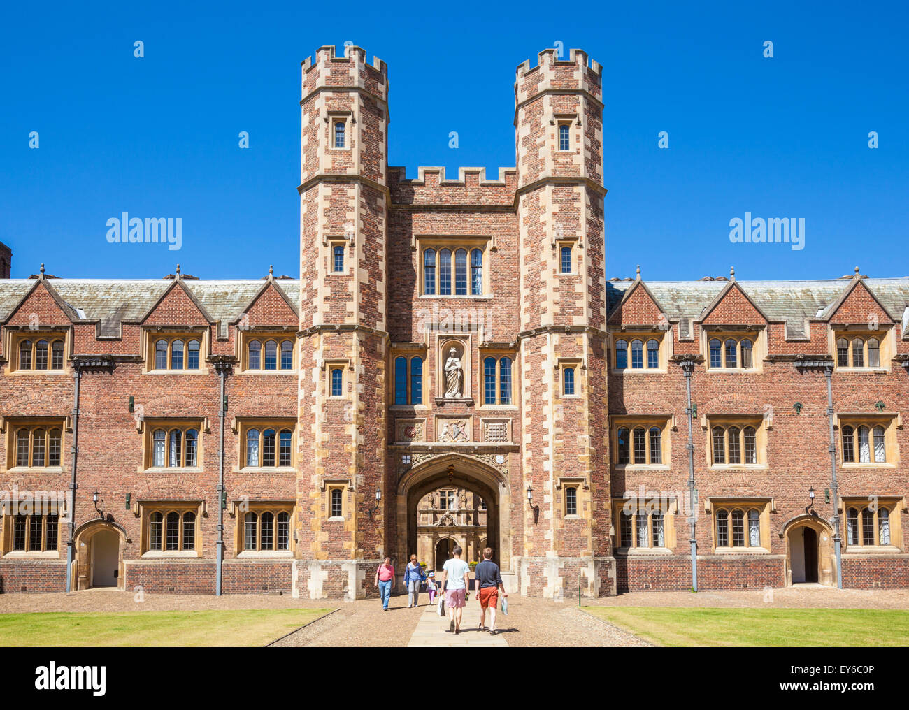 Les étudiants de l'extérieur de la tour de Shrewsbury St Johns college l'université de Cambridge Cambridge Cambridgeshire England UK GB EU Europe Banque D'Images