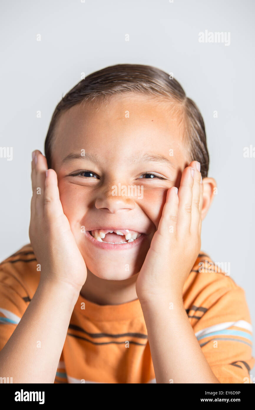 Sourire de l'enfant perdu et montrant les dents de bébé. Banque D'Images