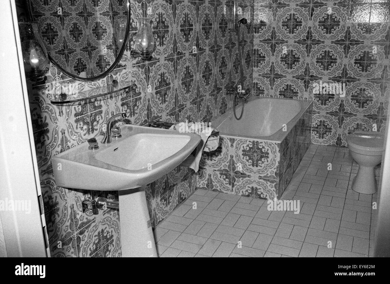 Einblick in ein Haus im Badezimmer 'Palais' dans der Herzogstrasse à München Schwabing, Deutschland 1970 er Jahre. Vue d'une salle de bains au 'Palais' bordel à Herzogstrasse street dans le quartier Schwabing de Munich, l'Allemagne des années 1970. 24x36Neg627 Banque D'Images