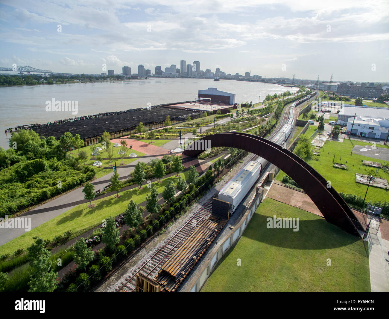 New Orleans Crescent Park et Skyline comme vu du dessus dans le quartier Bywater. Comprend un point de vue sur le fleuve Mississippi et le quiscale Arc-en-ciel. Banque D'Images
