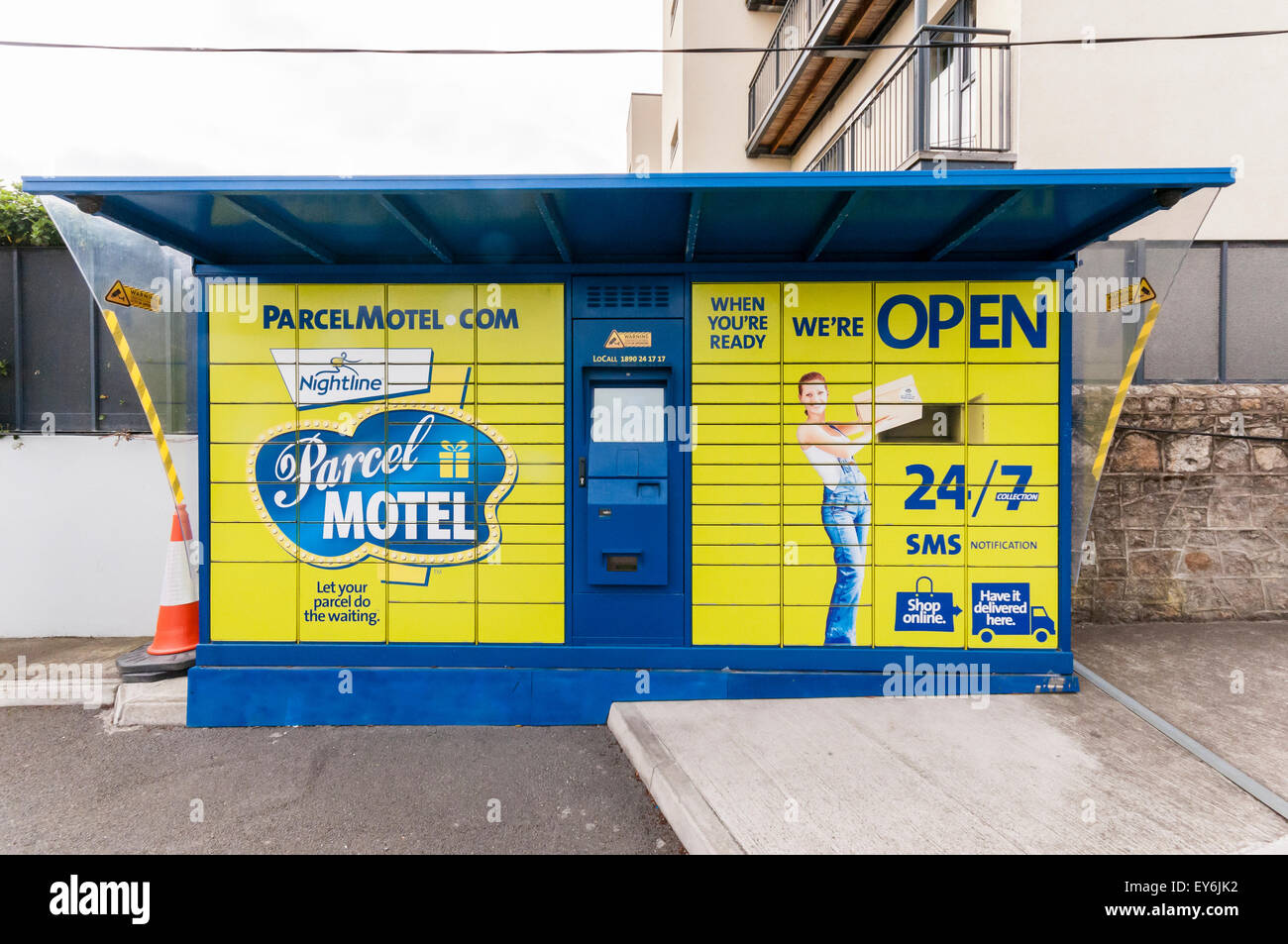 Motel de colis, un système de stockage automatisé pour la livraison de colis et de collecte en Irlande particulièrement populaires pour faire des achats en ligne Banque D'Images