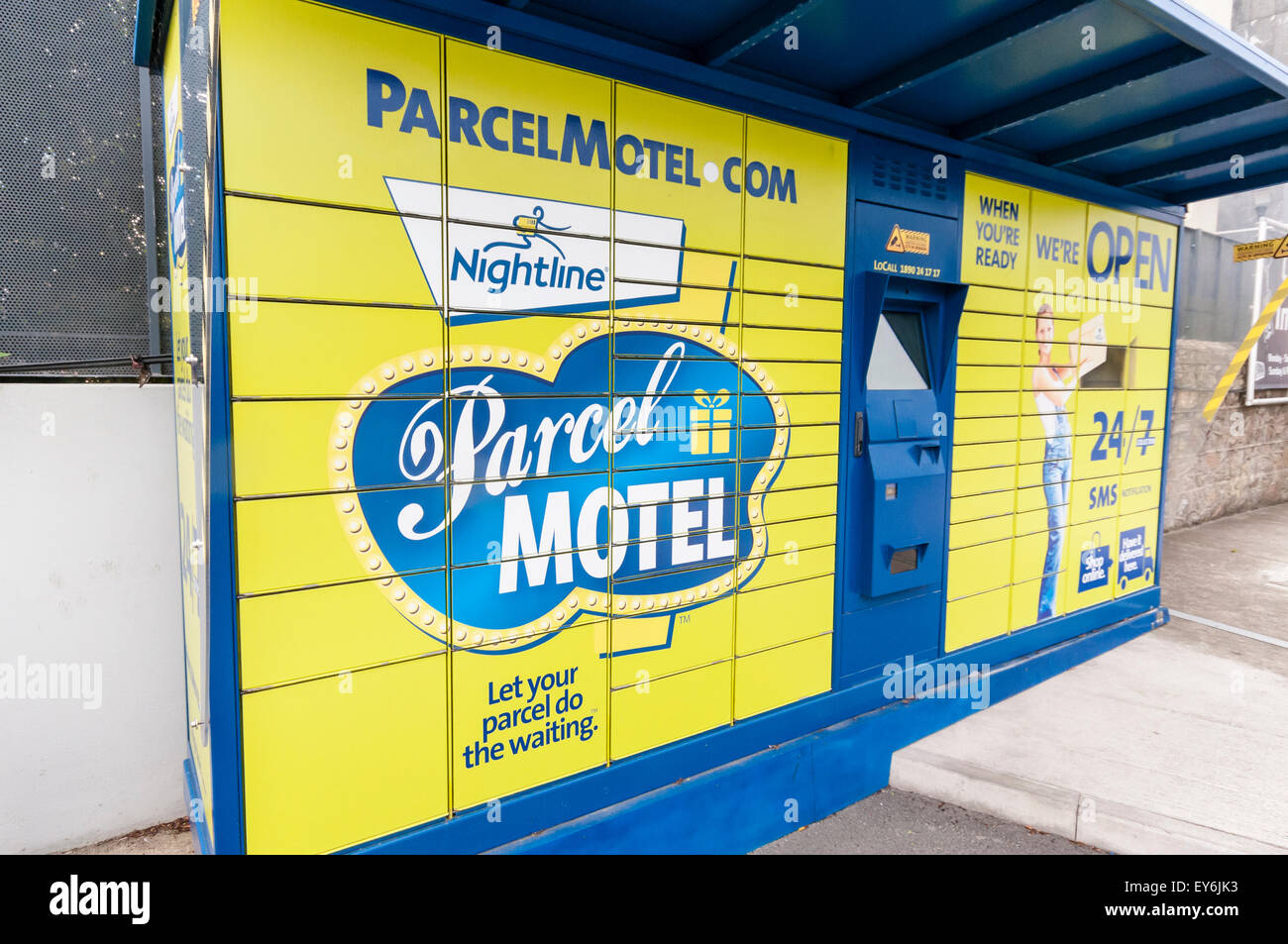 Motel de colis, un système de stockage automatisé pour la livraison de colis et de collecte en Irlande particulièrement populaires pour faire des achats en ligne Banque D'Images