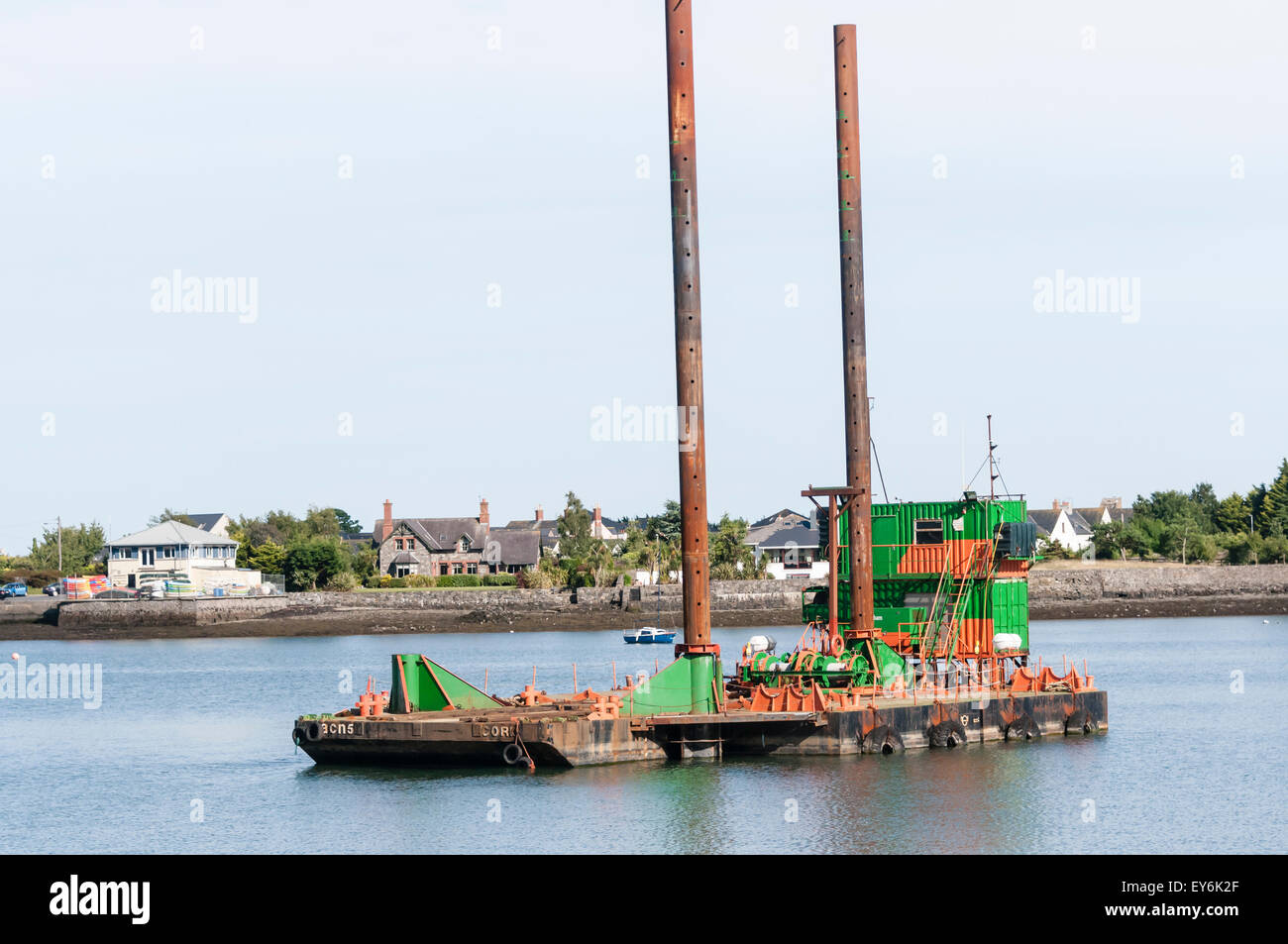Une barge flottante pour des travaux de construction dans un port Banque D'Images