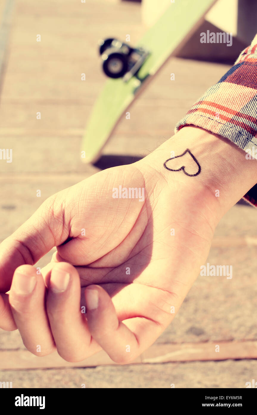 Libre du poignet d'un jeune homme avec un coeur en elle, à l'extérieur Banque D'Images