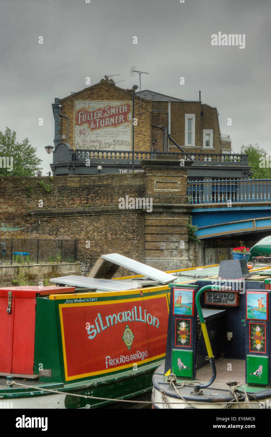 Publiée au bord du canal Grand Union Canal pub Banque D'Images