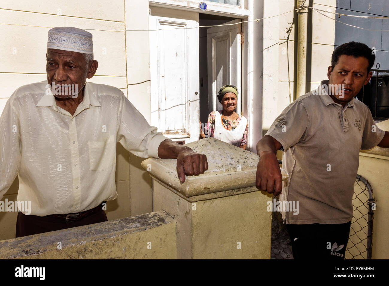 Cape Town Afrique du Sud,Africain,Bo-Kaap,Schotsche Kloof,Malay Quarter,Muslim,quartier,adultes homme hommes,adulte fils,senior vieux citize Banque D'Images