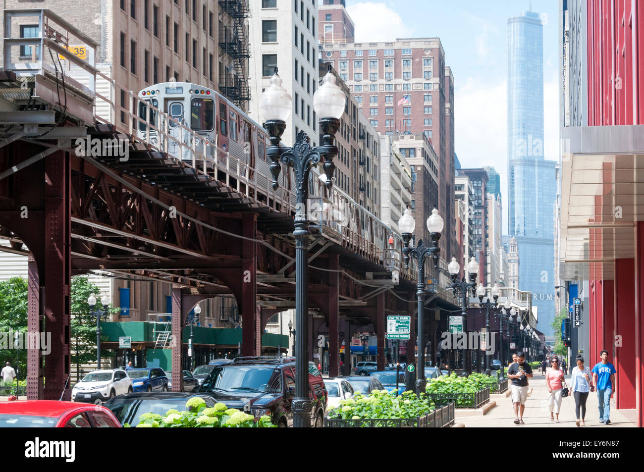 Le train tourne au-dessus de l Chicago South Wabash Avenue, à la nord. Banque D'Images