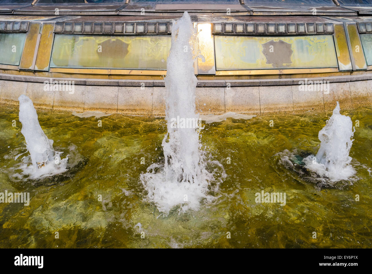 Flux de l'eau éclaboussant dans une fontaine décorative libre Banque D'Images