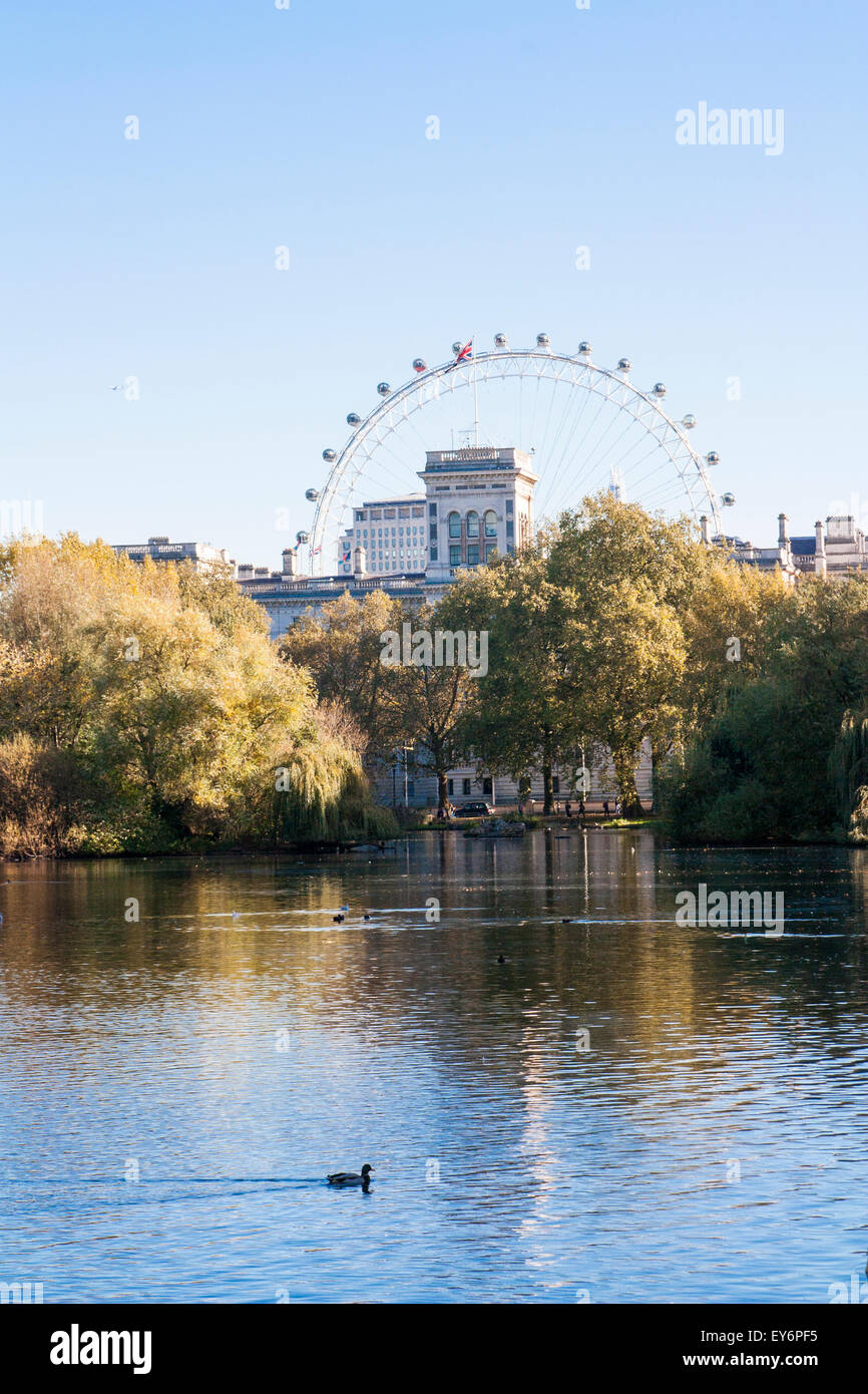 Le London Eye vue de Hyde Park avec le lac au premier plan. Banque D'Images