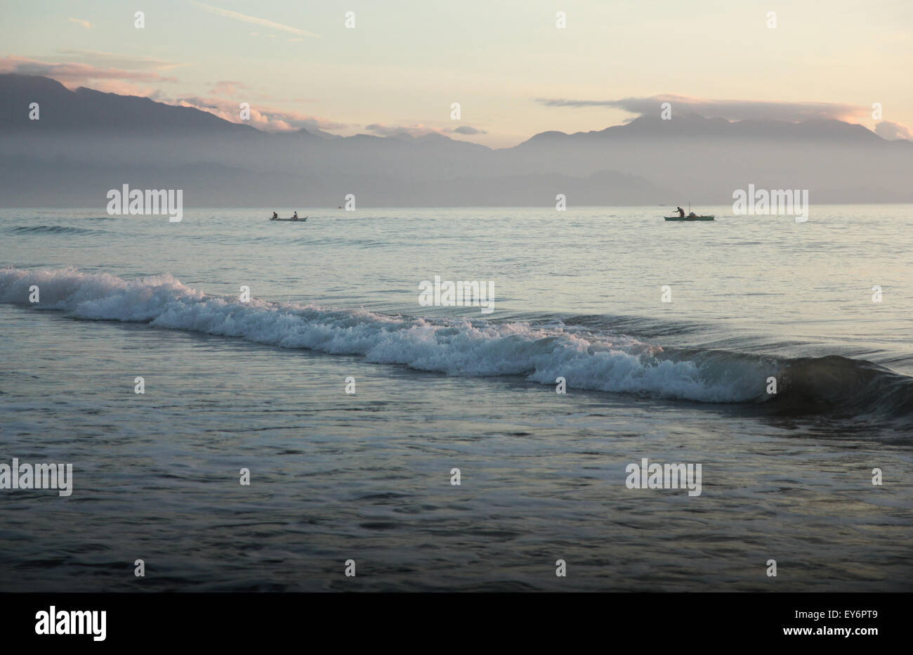 Les pêcheurs locaux par Sabang Beach, ramasseuse-presse dans les Philippines. Banque D'Images