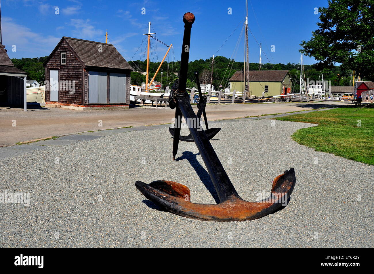 Mystic, Connecticut : la fonte ancre du navire au bord du Village Green au Mystic Seaport * Banque D'Images