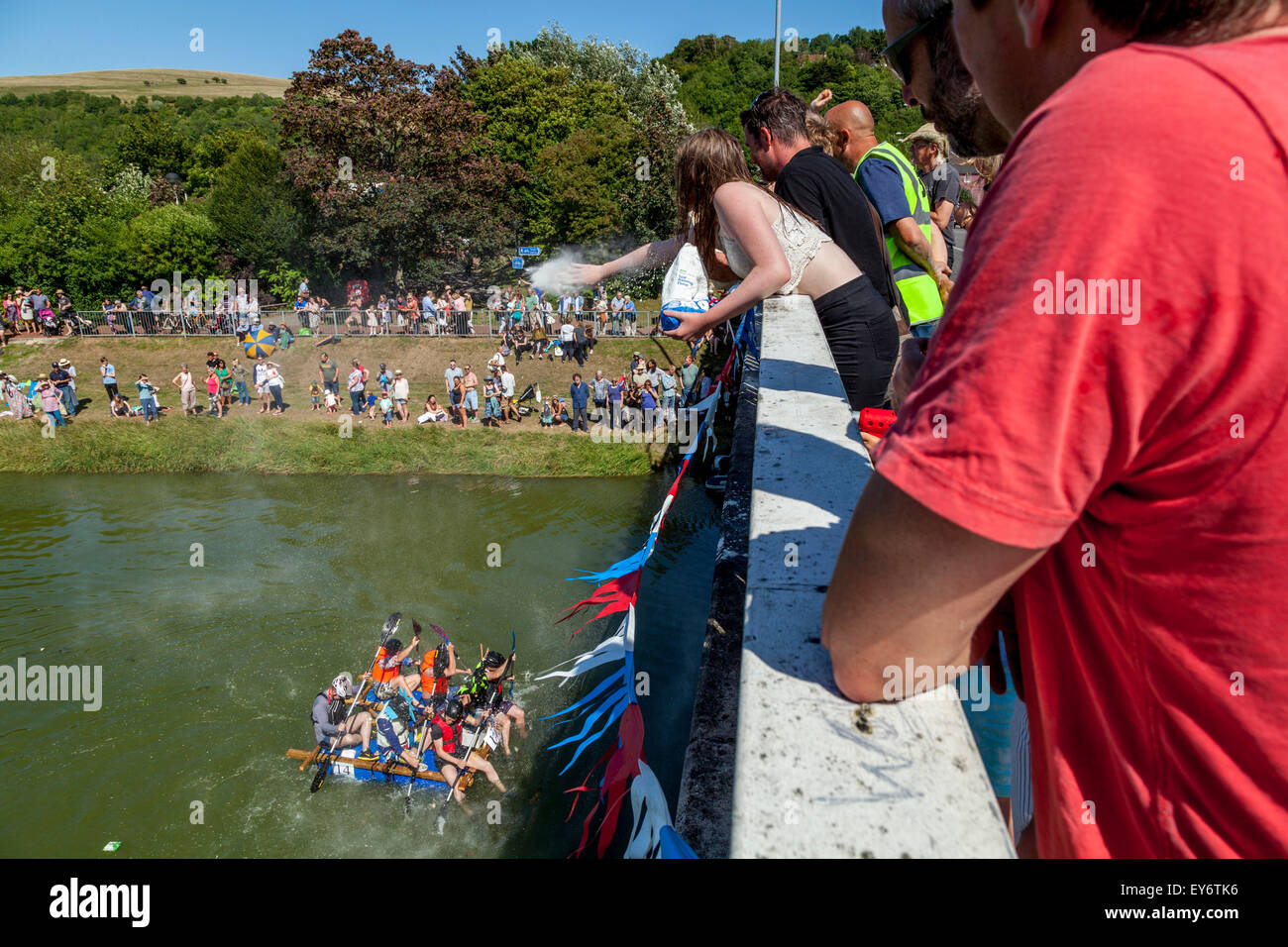 Une jeune femme se jette de la farine sur un pont à un radeau pendant l'assemblée annuelle qui a eu lieu sur le Raft River Ouse, Lewes, dans le Sussex, UK Banque D'Images