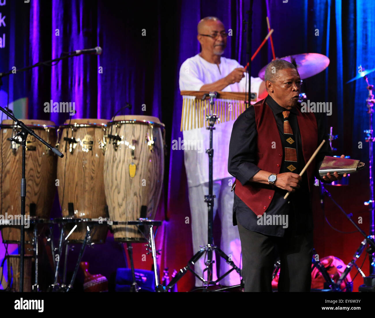 Francfort, Allemagne. 22 juillet, 2015. Musicien de jazz sud-africain Hugh Masekela fonctionne à son concert au cours d'Rheingao Musik Festival à la Maison des Congrès Kap Europa à Francfort, Allemagne, le 22 juillet 2015. Le Rheingao Music Festival a lieu du 27 juin au 12 septembre. © Luo Huanhuan/Xinhua/Alamy Live News Banque D'Images