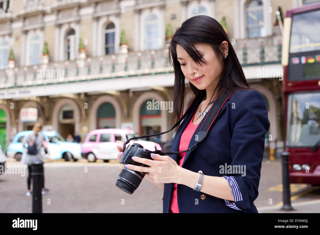 Les jeunes à la recherche de touristes chinois à travers ses photos sur son appareil photo. Banque D'Images