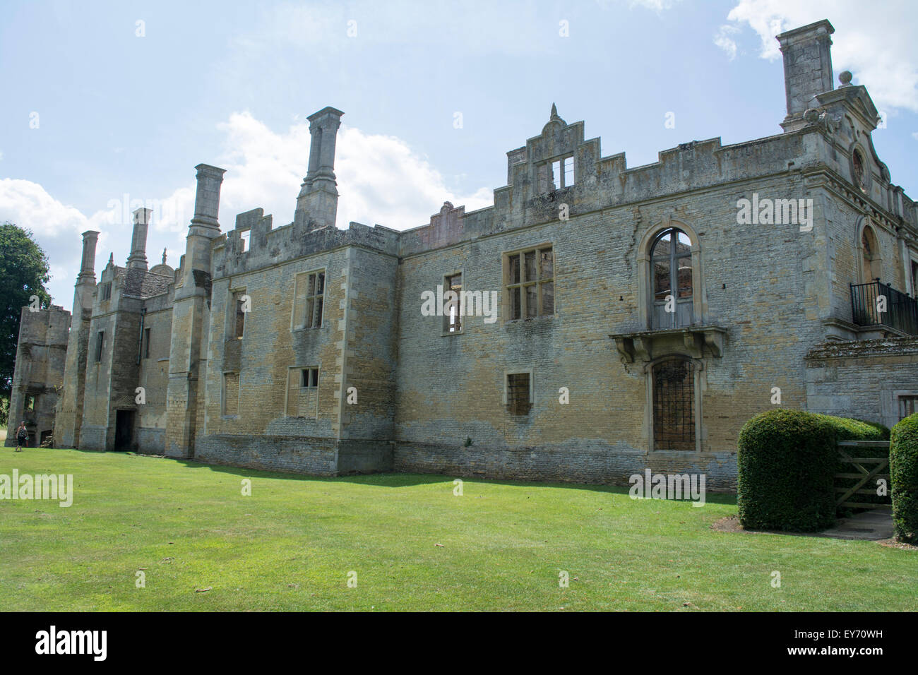 Façade latérale de Kirby Hall, le Northamptonshire NN17 3EN Banque D'Images