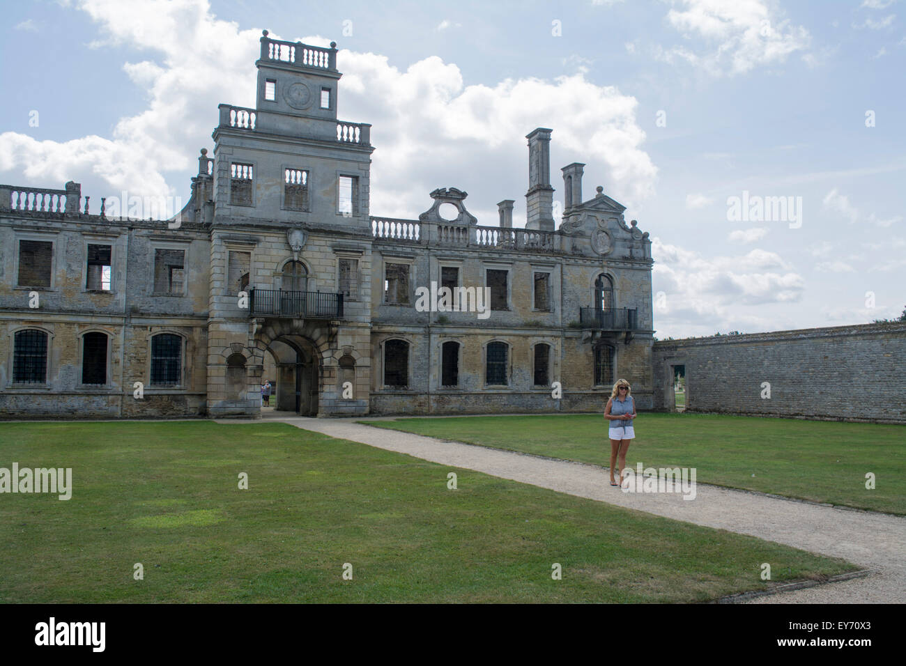 Visiteuse à la façade de Kirby Hall, le Northamptonshire,UK Banque D'Images