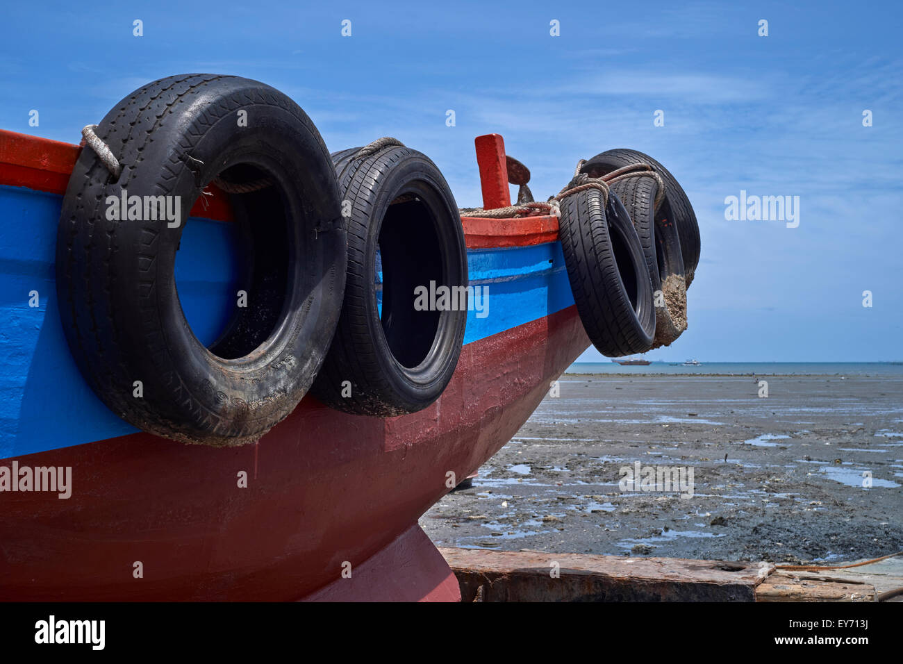 Boat fender tires Banque de photographies et d'images à haute résolution -  Alamy