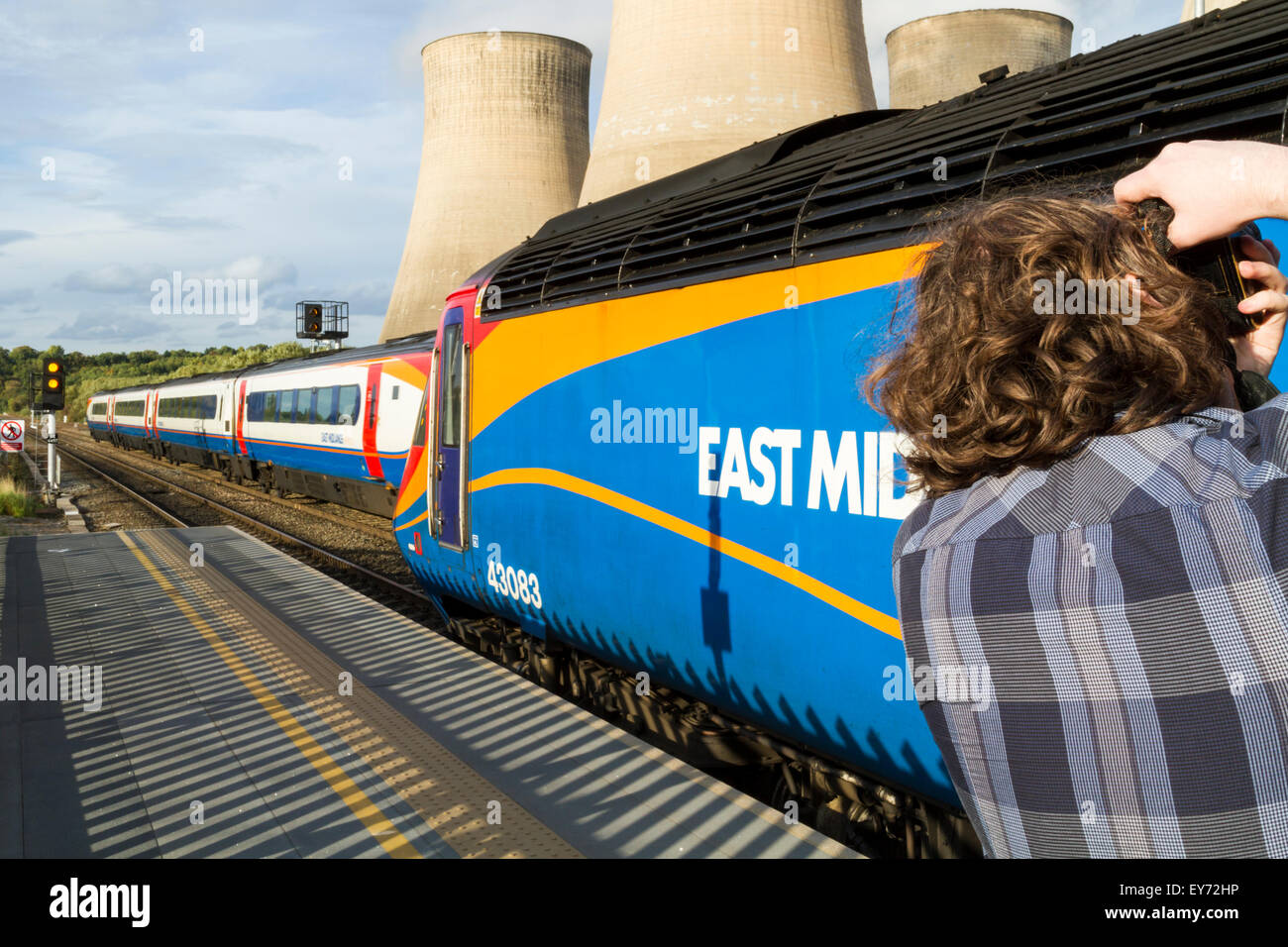 Les amateurs de train. Photographiez un Trainspotter East Midland Trains train à East Midlands Parkway Gare, Lancashire, England, UK Banque D'Images