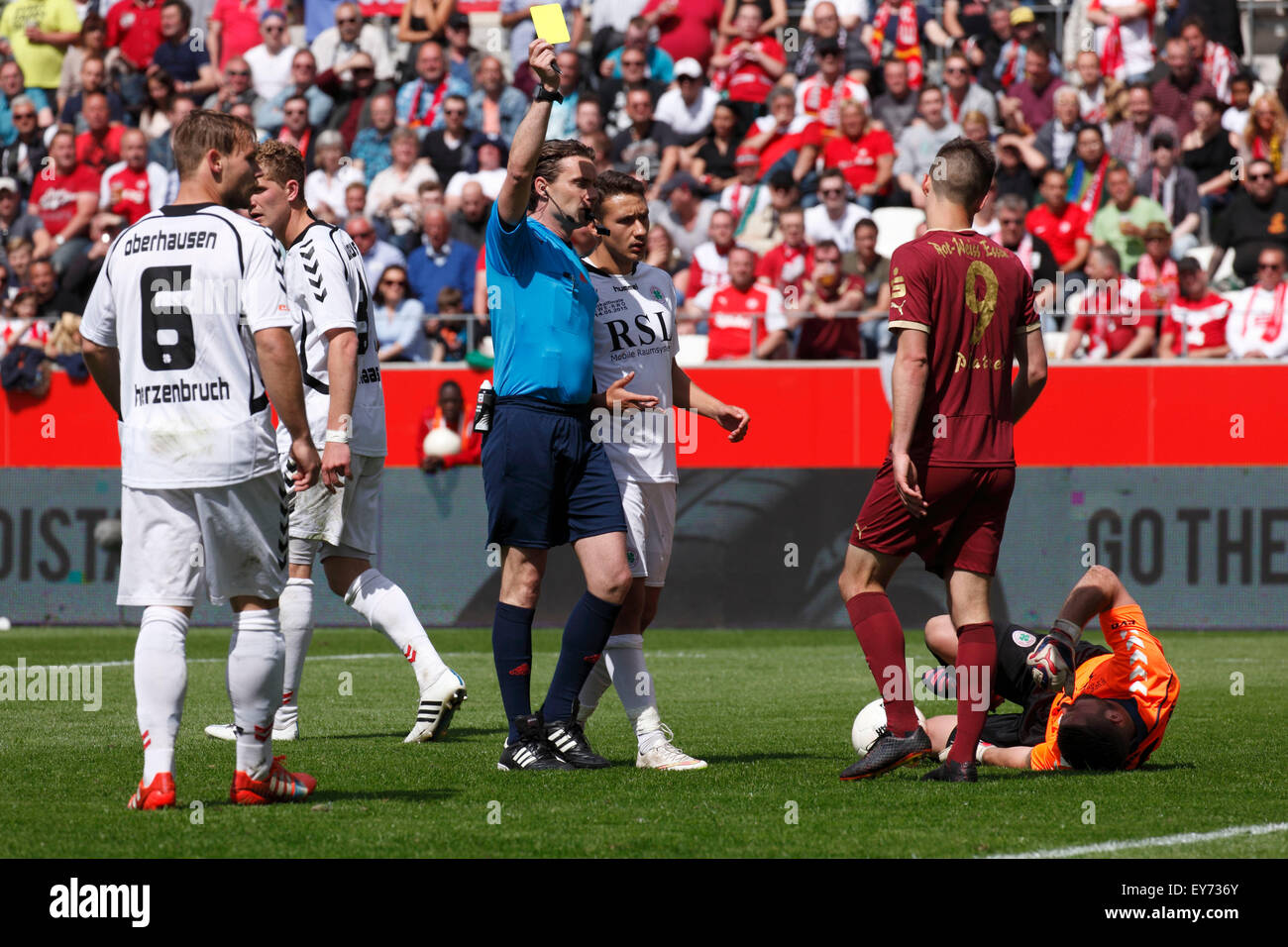 Sports, football, coupe du Bas Rhin, 2014-2015, final, Rot Weiss Essen contre Rot Weiss Oberhausen 6:5 sur les sanctions, le stade Essen, Hafenstraße, carte jaune par l'arbitre Guido Winkmann, f.l.t.r. Felix (Herzenbruch RWO), Felix Haas (RWO), arbitre Guido Winkmann, Patrick Bauder (RWO), Marcel Platzek (RWE), keeper Philipp Kuehn (RWO) Banque D'Images