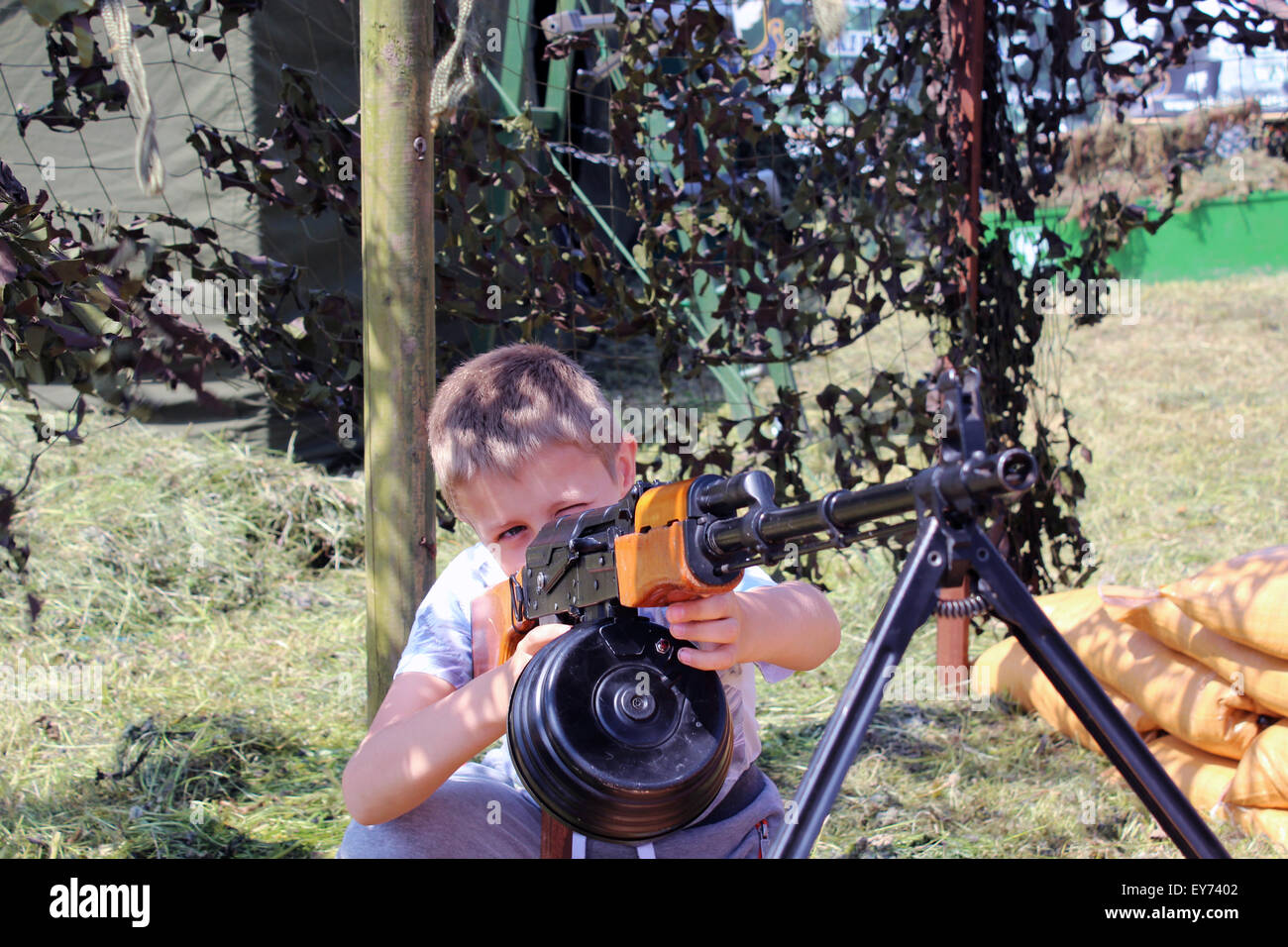 -5 ans, amusement, blond, cheveux blonds, garçon, garçons, caucasien, joyeuse, enfant, enfance, enfants, Close up, closeup, close-up Banque D'Images