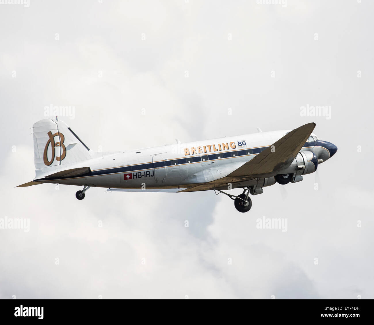 Le Douglas DC-3 appartenant à Breitling volant à 'Flying Legends Airshow' en 2015 Banque D'Images