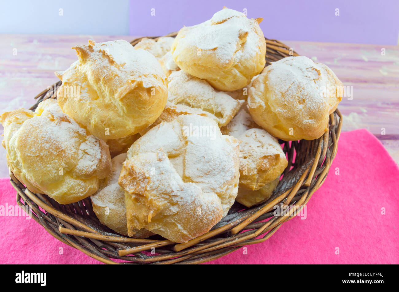 Les beignets saupoudrés de sucre en poudre Banque D'Images