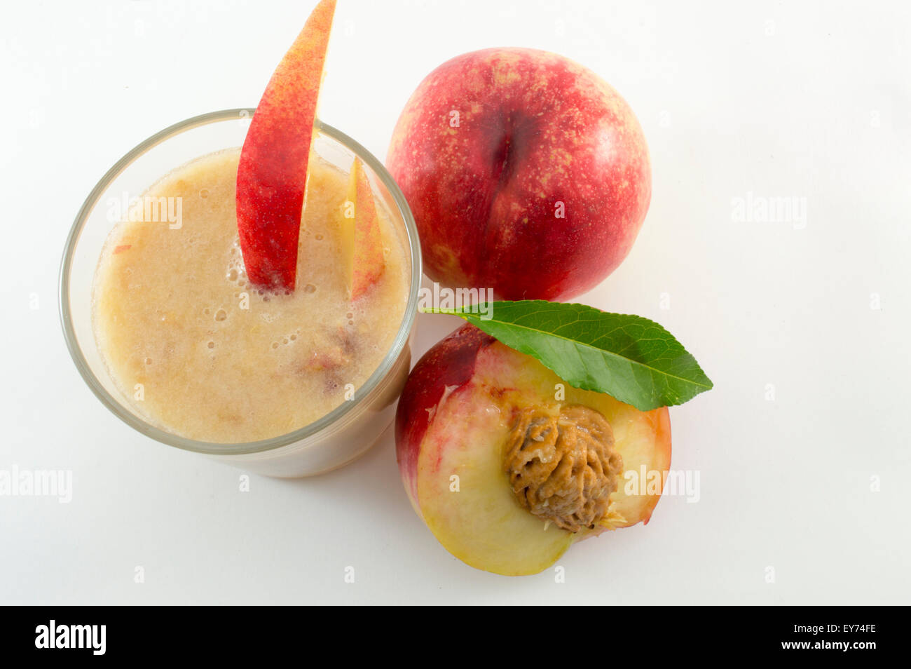 Naturel fraîchement pressé jus de pêche et de pêches fraîches sur blanc Banque D'Images