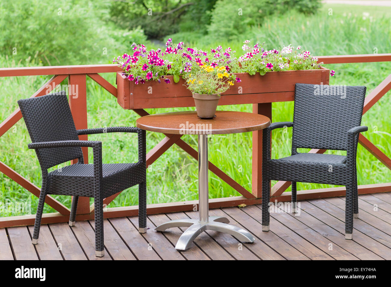 Terrasse extérieure cafe table avec deux chaises Banque D'Images