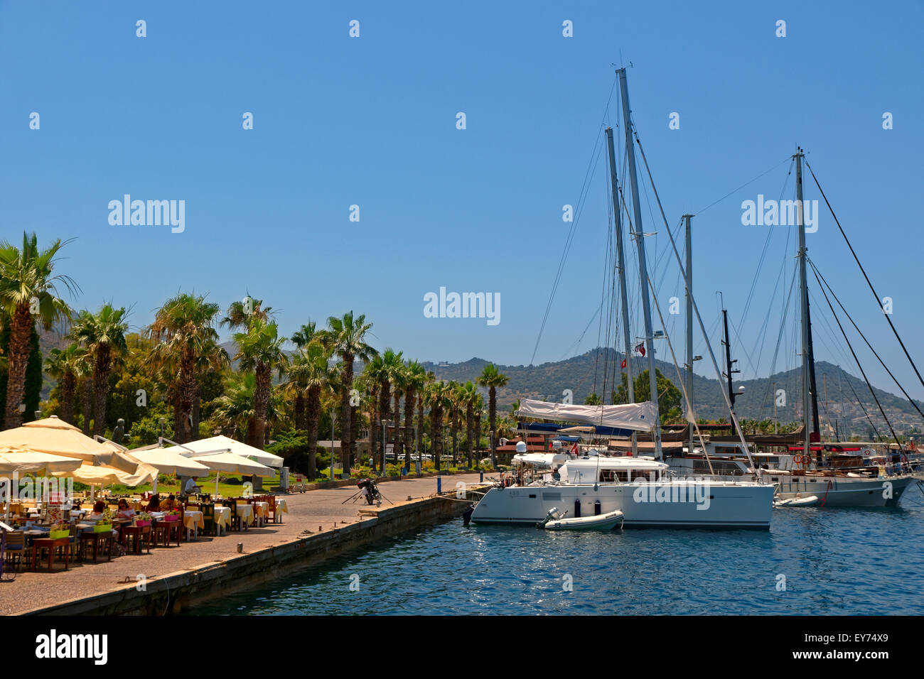 Petit port local au village de Yalikavak, sur la côte égéenne de la péninsule de Bodrum, Mugla, Turquie Banque D'Images