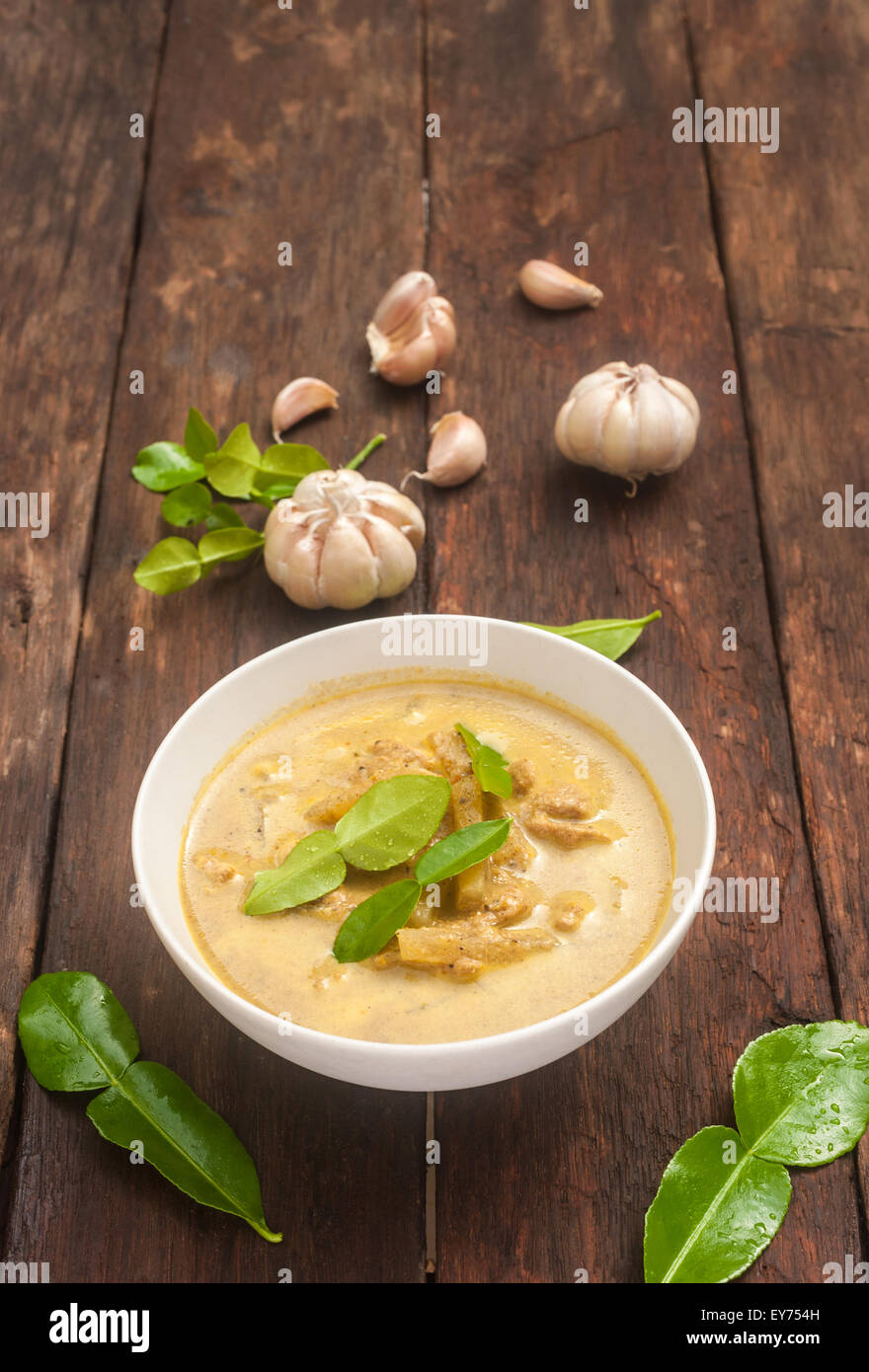 Curry de porc avec pomme de pin sur la vieille table en bois, de l'alimentation de la saison des pluies Banque D'Images